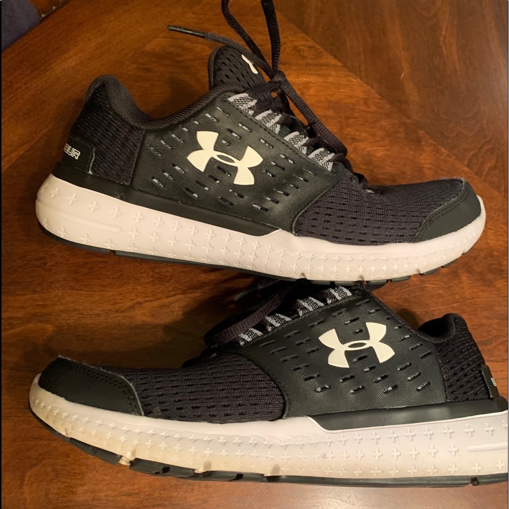 Size 9 women Underarmor shoes